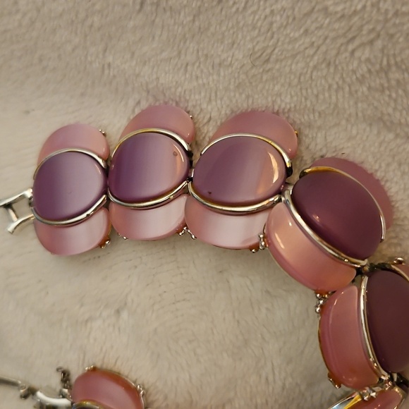 Vintage 1940s Pink and Purple Thermoset Moonglow Lucite Bracelet - Picture 5 of 8